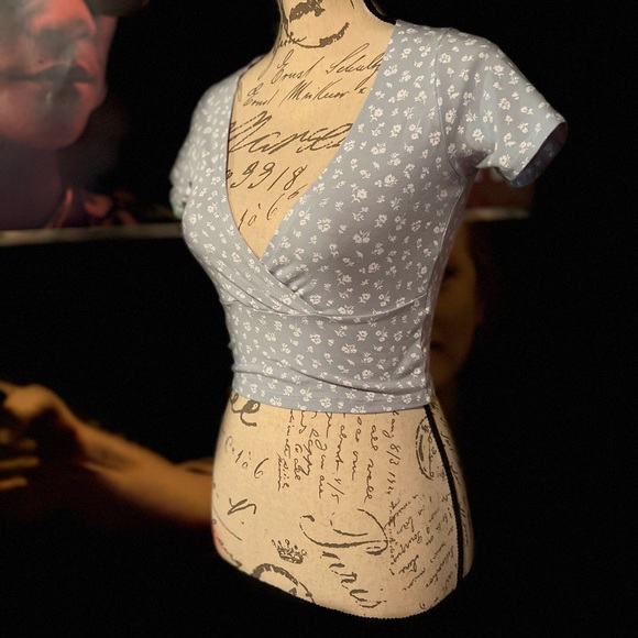 BRANDY MELVILLE !!! So cute this little crop top. It speaks for its self. - Picture 3 of 9